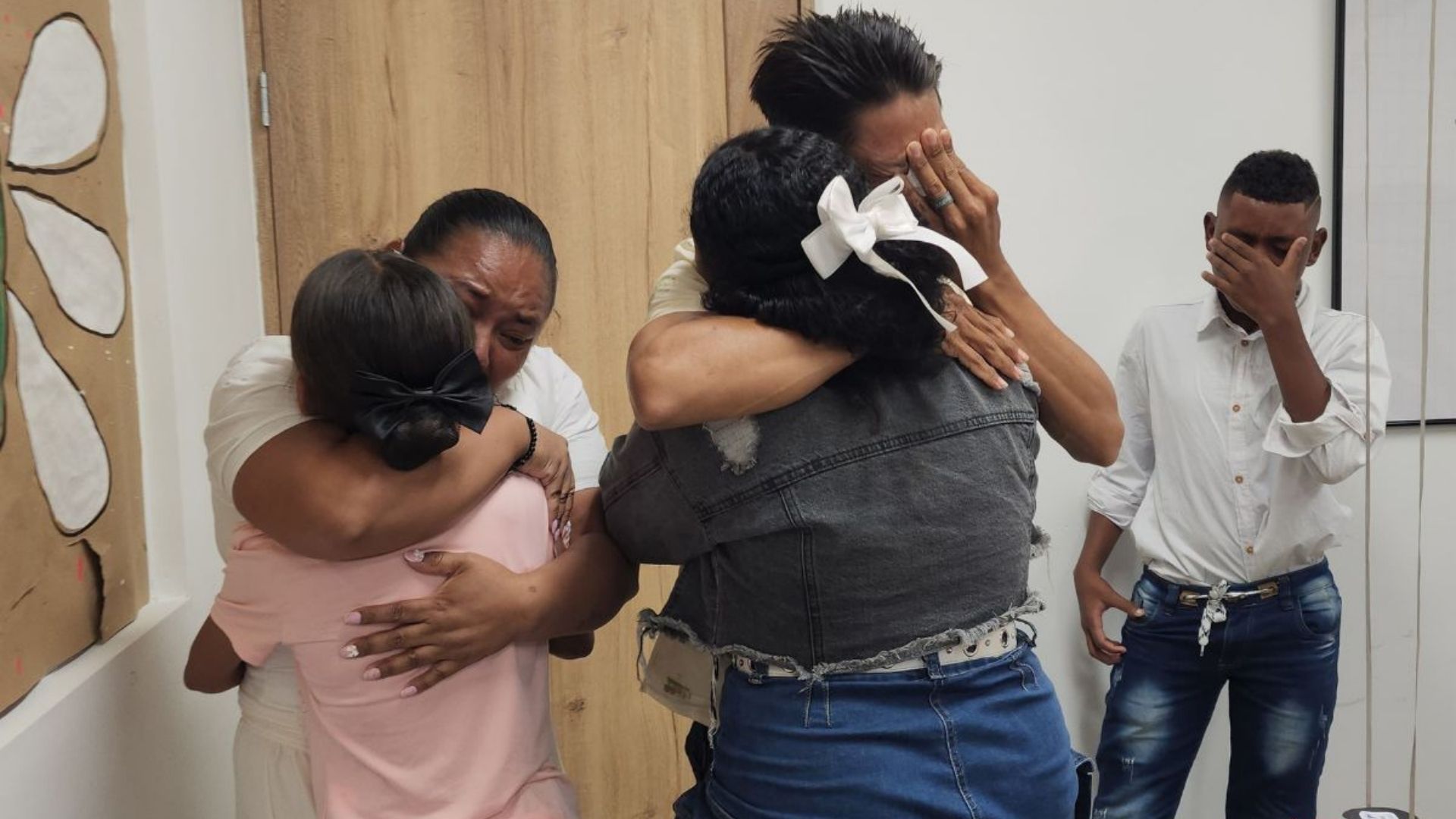 En noviembre de 2025, la búsqueda de veintitrés años de Luz Esneida Úsuga por su hijo terminó. Se abrazaron, se reencontraron y se conocieron. Ahora viven juntos.