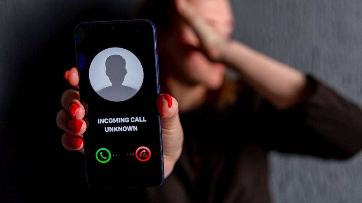 Nunca compartir datos personales en llamadas inesperadas protege contra estafas.