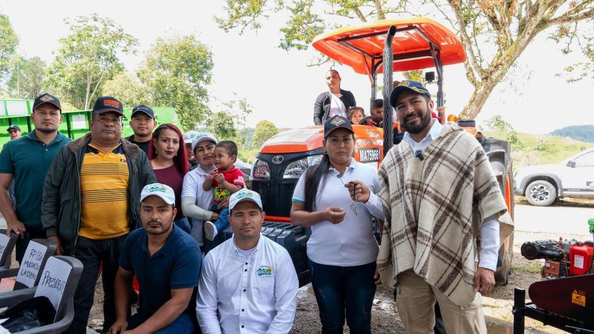 Firmantes de paz reciben maquinaria agrícola para fortalecer proyectos productivos en Icononzo, Tolima.