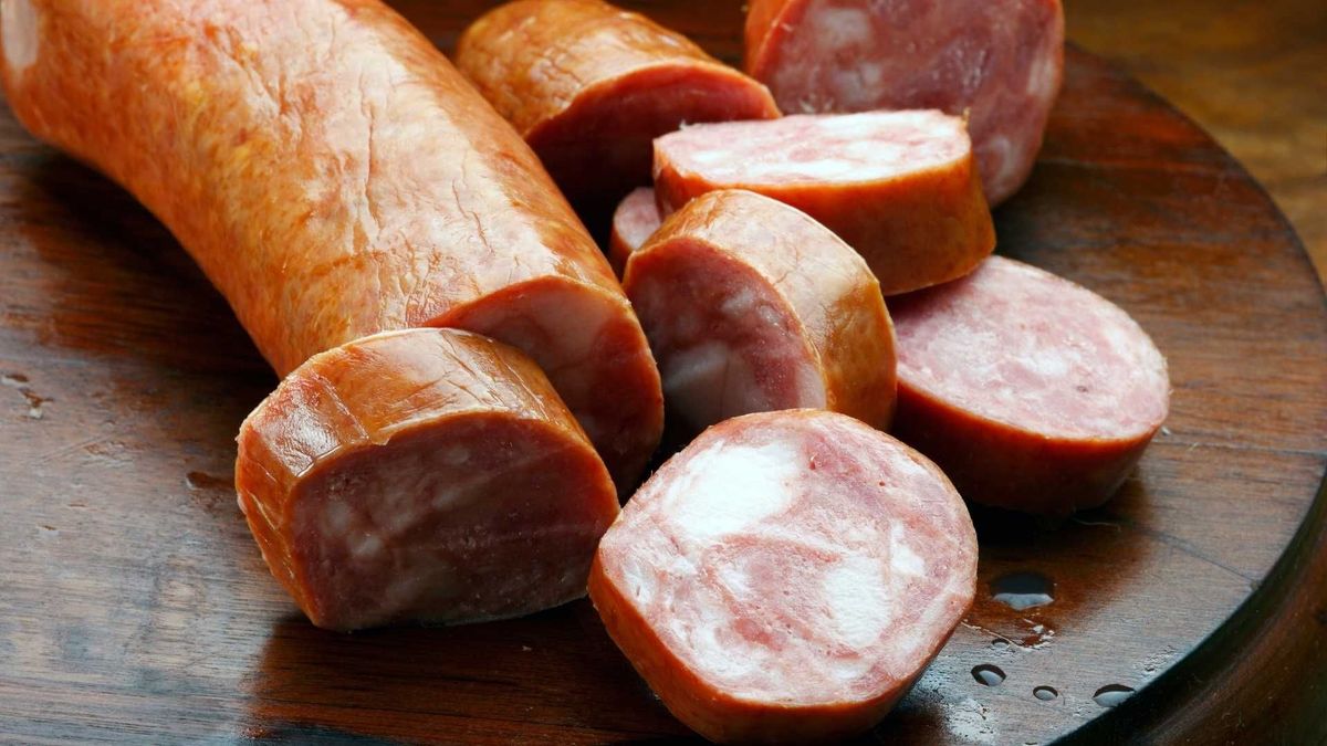 La evidencia científica vincula el consumo de salchichas y jamones con un mayor riesgo de ciertos tipos de cáncer.