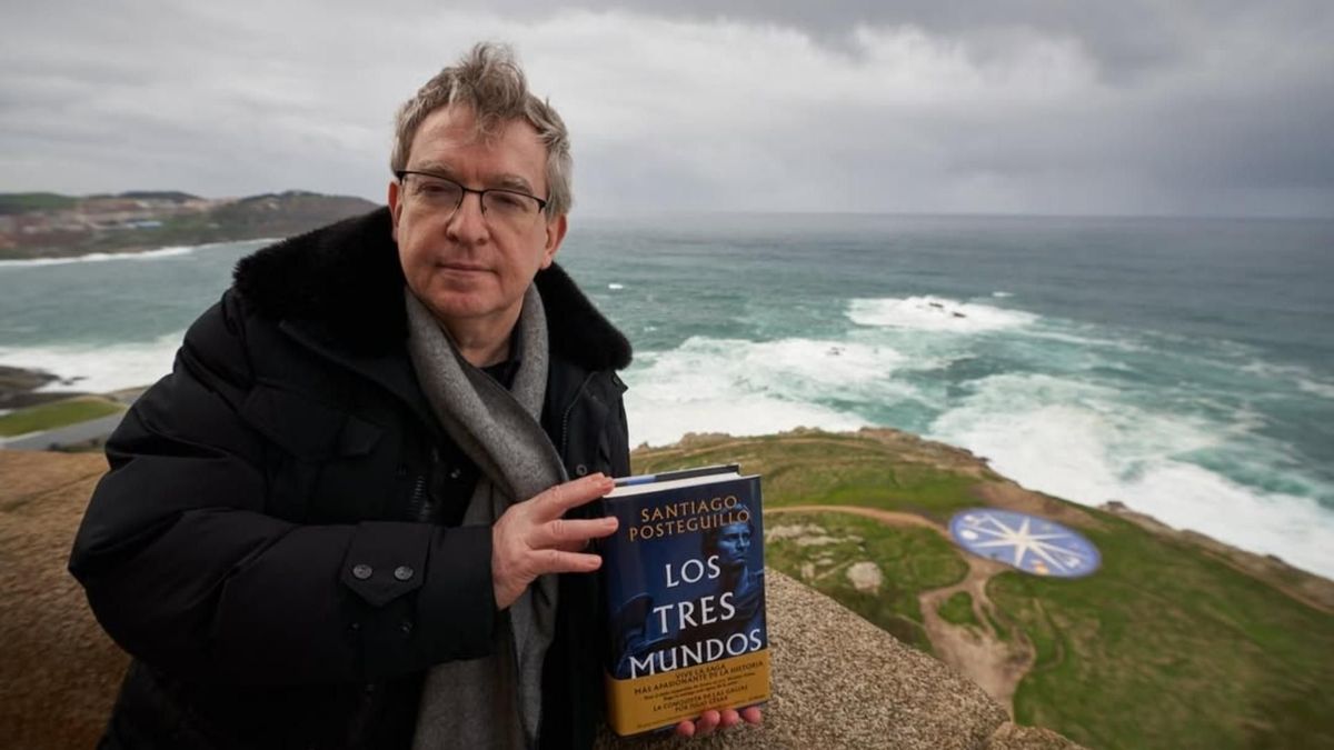 Santiago Posteguillo durante su conversación con Juan Lozano en el Hay Festival Cartagena 2026, donde habló de Los tres mundos y su proceso de escritura.