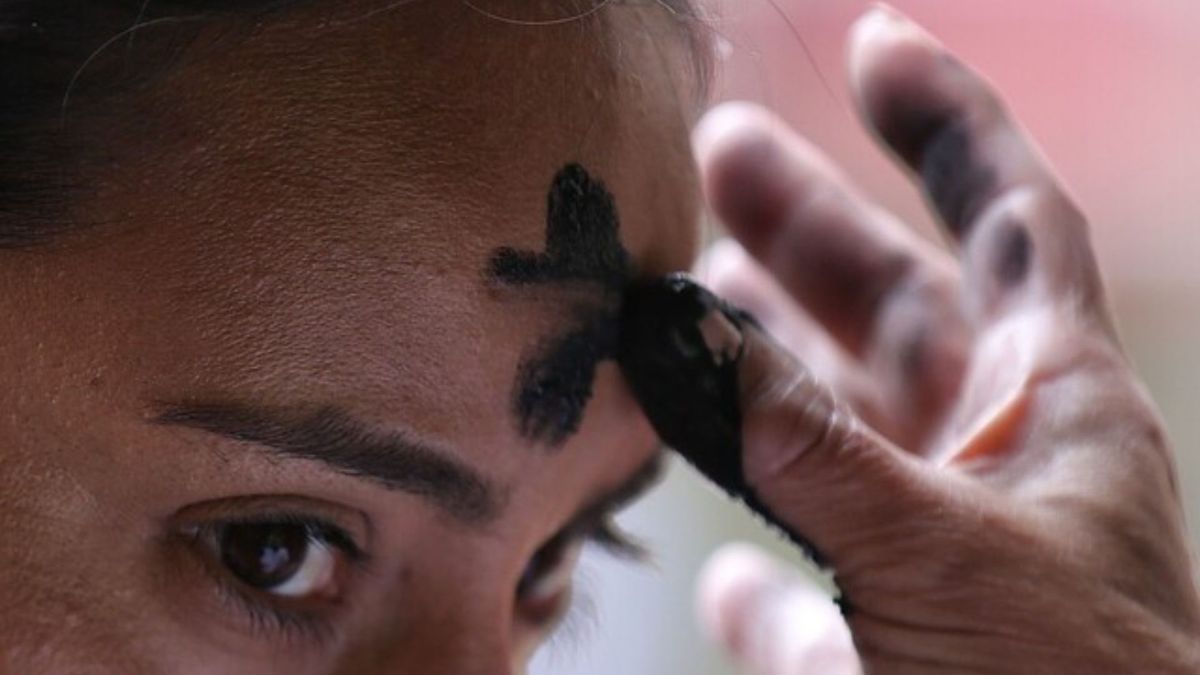 Imposición de la cruz de ceniza en la frente de los fieles durante el Miércoles de Ceniza.