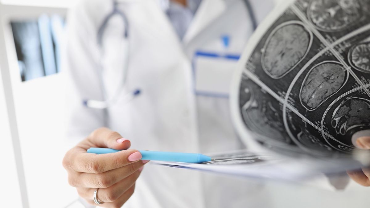 La exposición continua a partículas contaminantes se asocia con un mayor riesgo de esclerosis lateral amiotrófica, según investigadores suecos.