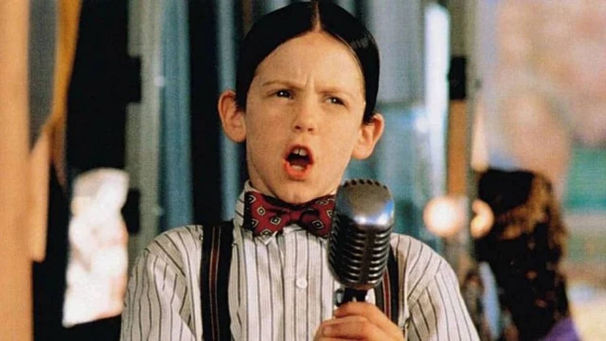 Bug Hall alcanzó fama mundial en su infancia por su papel de Alfalfa en Pequeños traviesos.