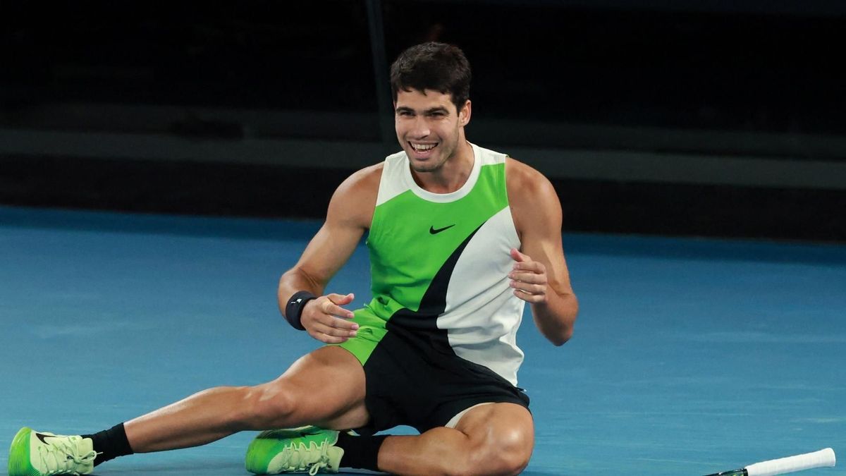 Carlos Alcaraz celebra su triunfo ante Novak Djokovic tras consagrarse campeón del Abierto de Australia en Melbourne.