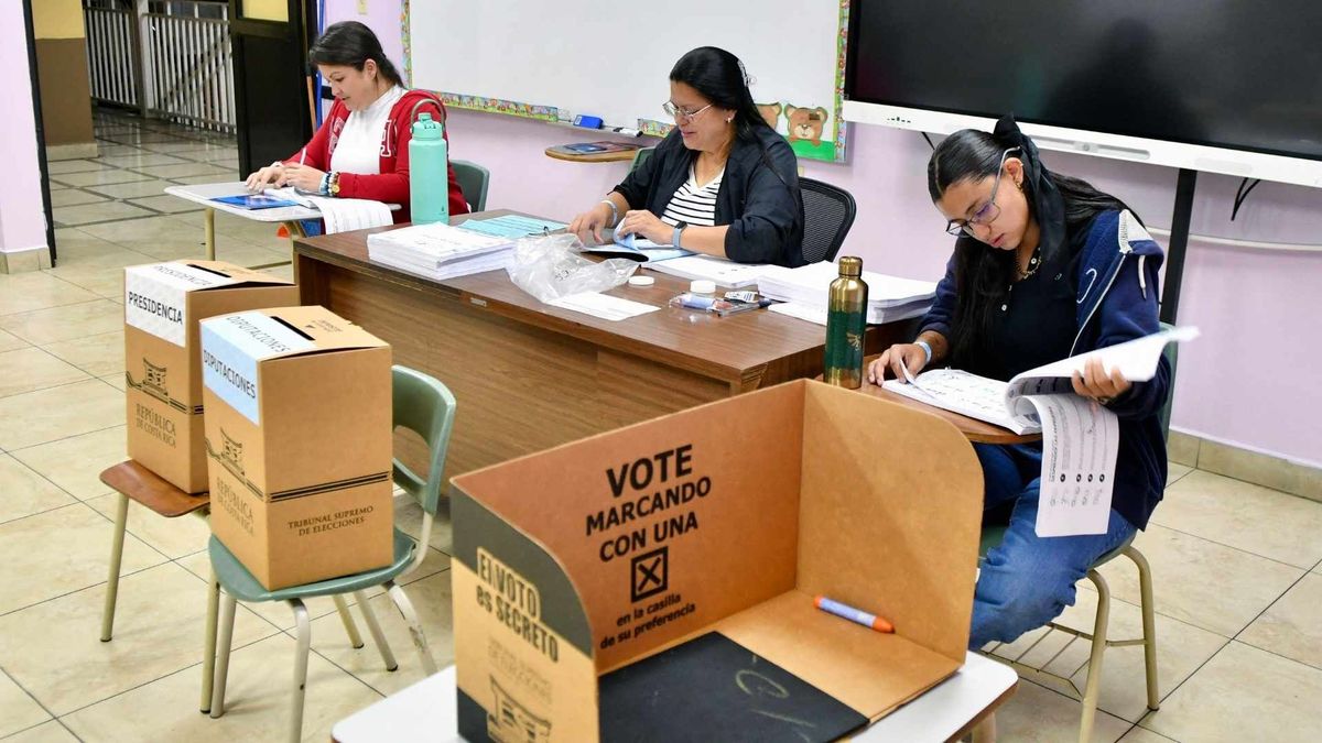 Los costarricenses acuden a las urnas en una jornada clave para elegir al próximo presidente del país.