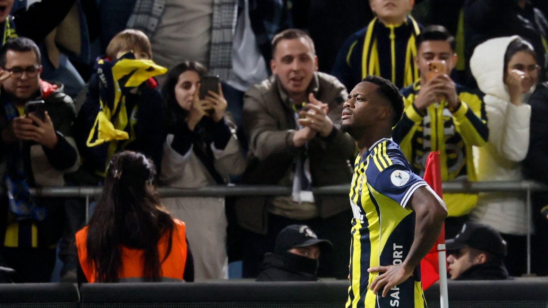 Jhon Durán, vistiendo los colores del Fenerbahçe SK