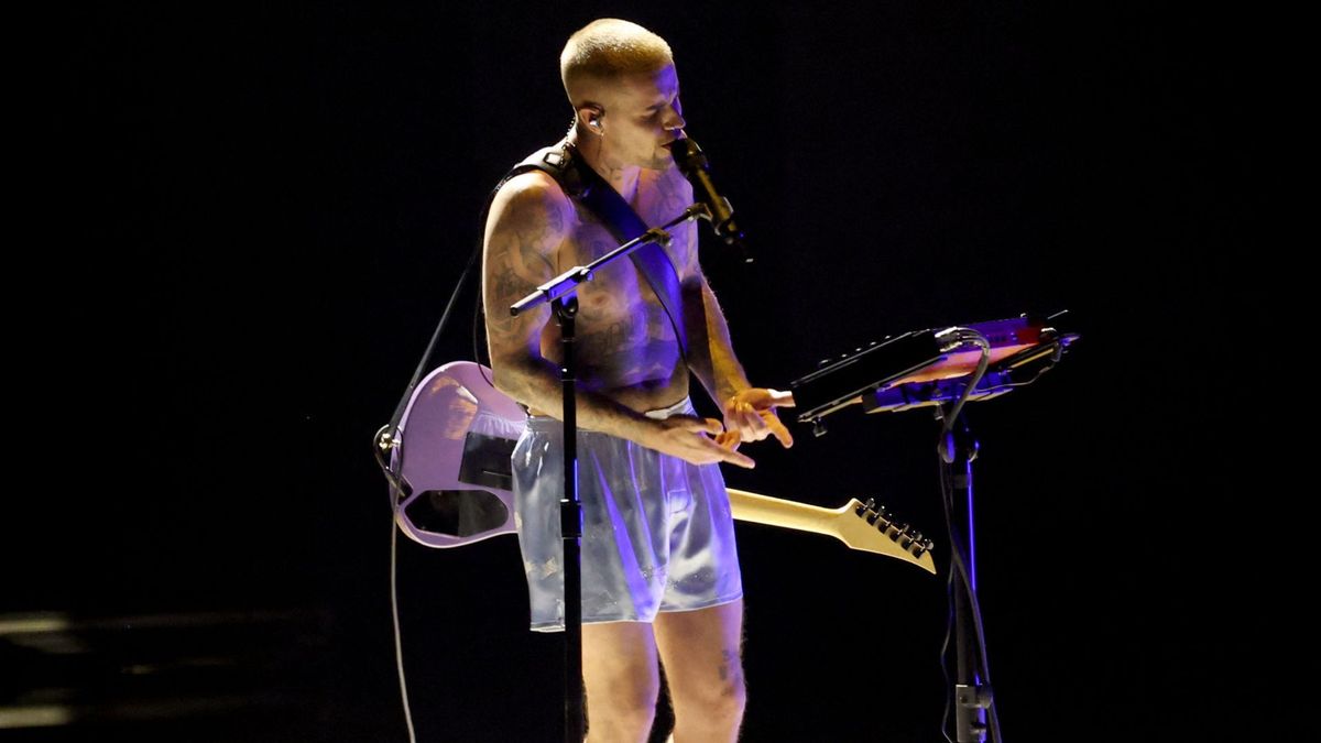 Justin Bieber regresó a los Grammy tras cuatro años con una puesta en escena minimalista.