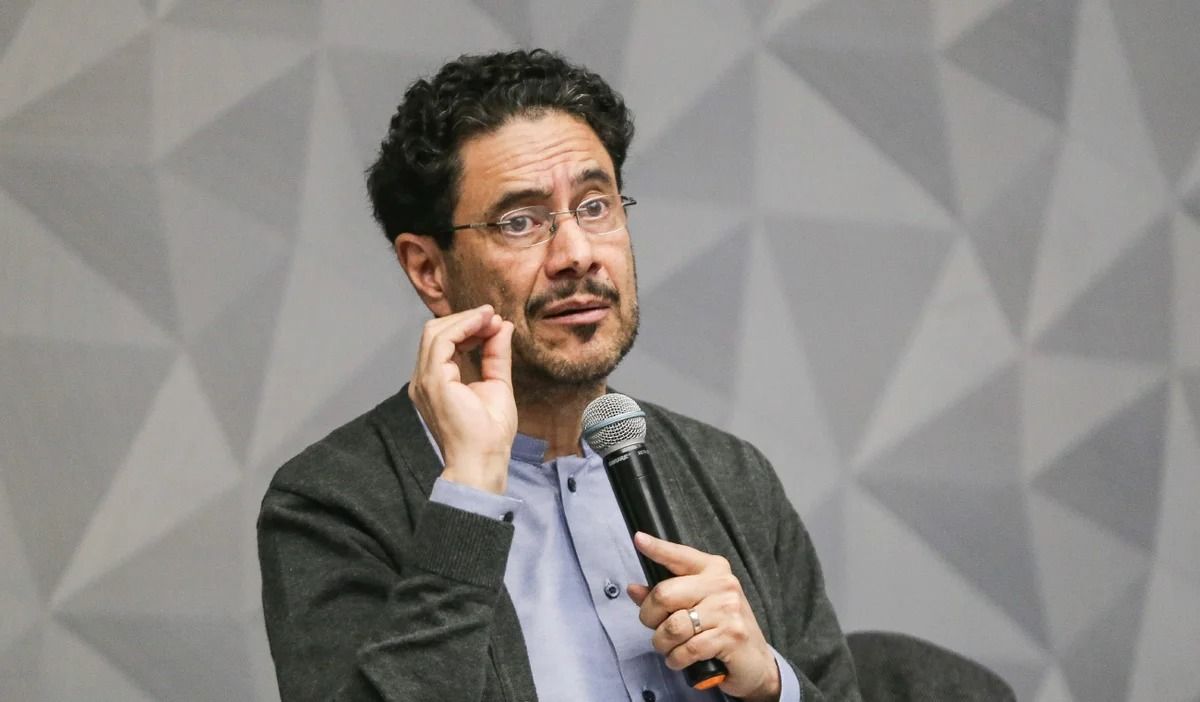 En medio de esta polémica, Iván Cepeda ha dejado claro que está dispuesto a defender su derecho a participar en la consulta del 8 de marzo . 