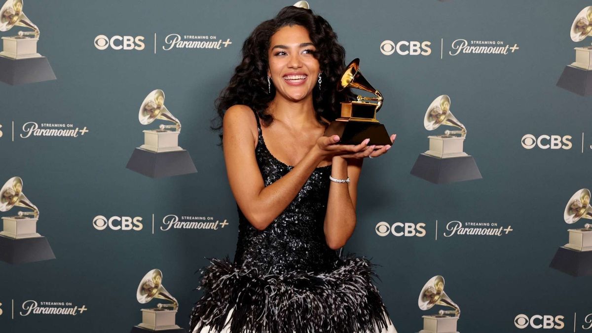 Olivia Dean recibe el Grammy a Mejor Artista Nuevo tras su discurso en la ceremonia realizada en Los Ángeles.