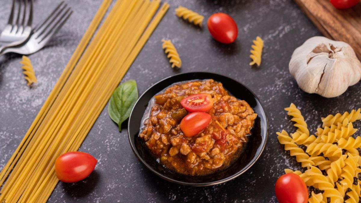 La salsa boloñesa alcanza su mejor sabor con cocción lenta y fuego bajo.