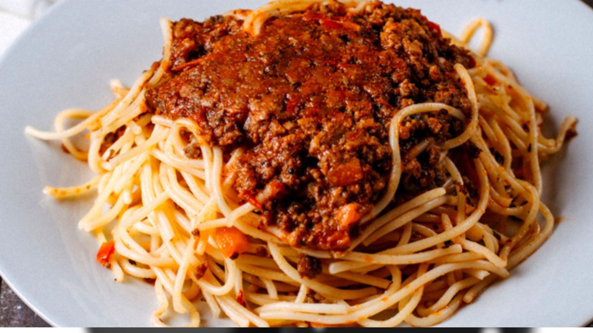 La pasta boloñesa combina carne, vegetales y tomate en equilibrio.