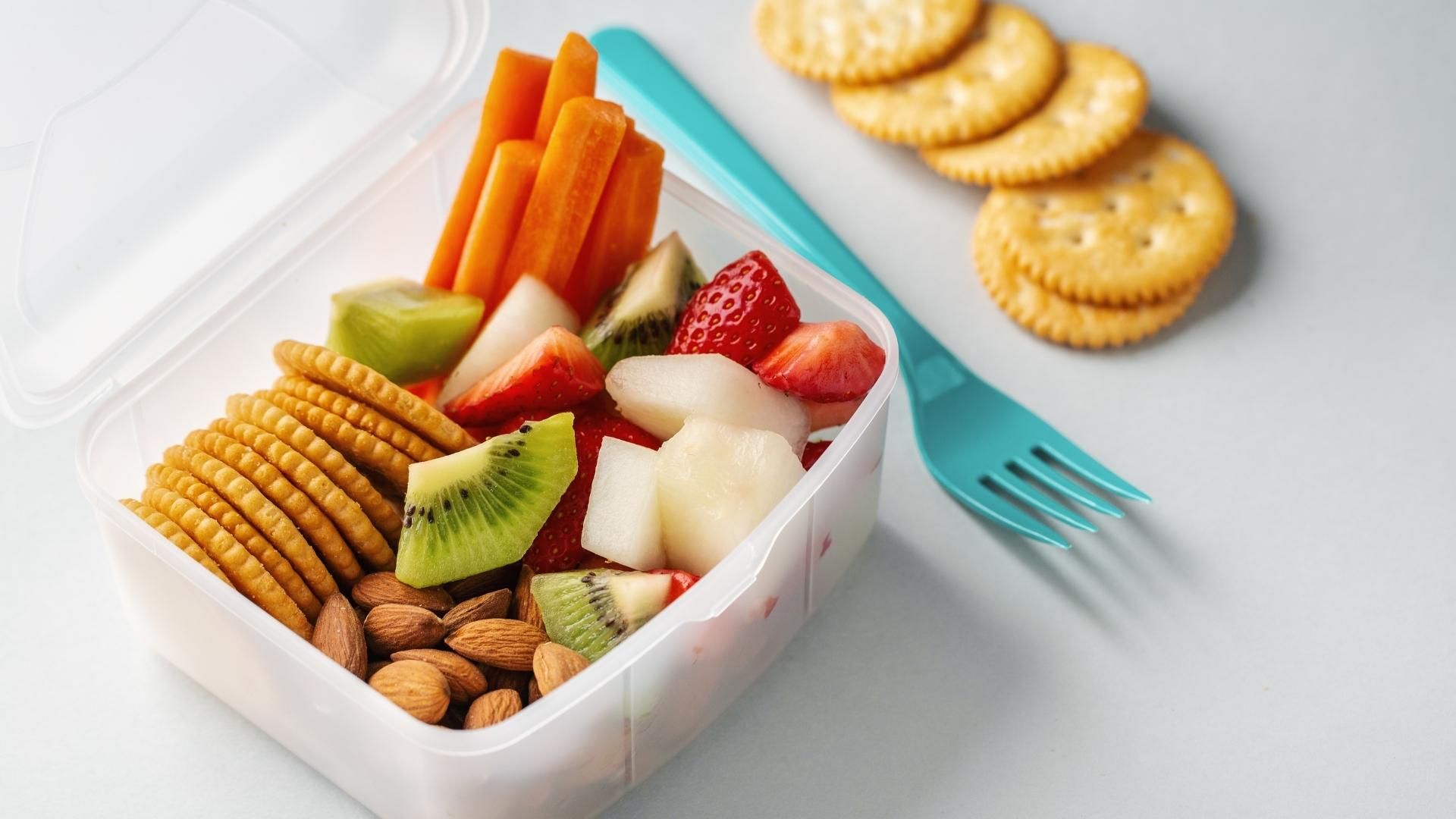 Una lonchera saludable se basa en combinación, frecuencia y porciones adecuadas según la edad del niño.