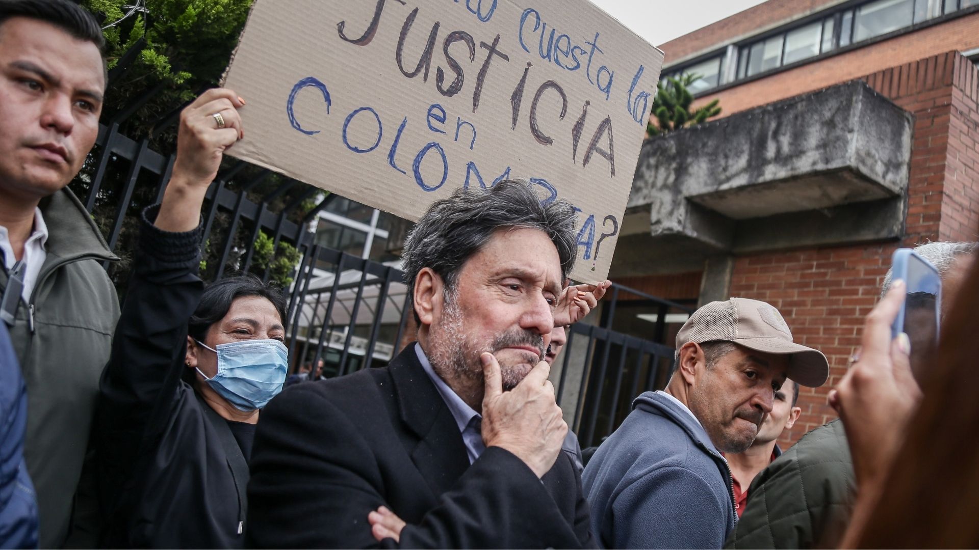 Detractores y simpatizantes de Álvaro Uribe —como el exvicepresidente Francisco Santos— se congregaron en agosto de 2025 frente al Complejo Judicial de Paloquemao durante la lectura del fallo de primera instancia del proceso contra el expresidente por presunta manipulación de testigos.