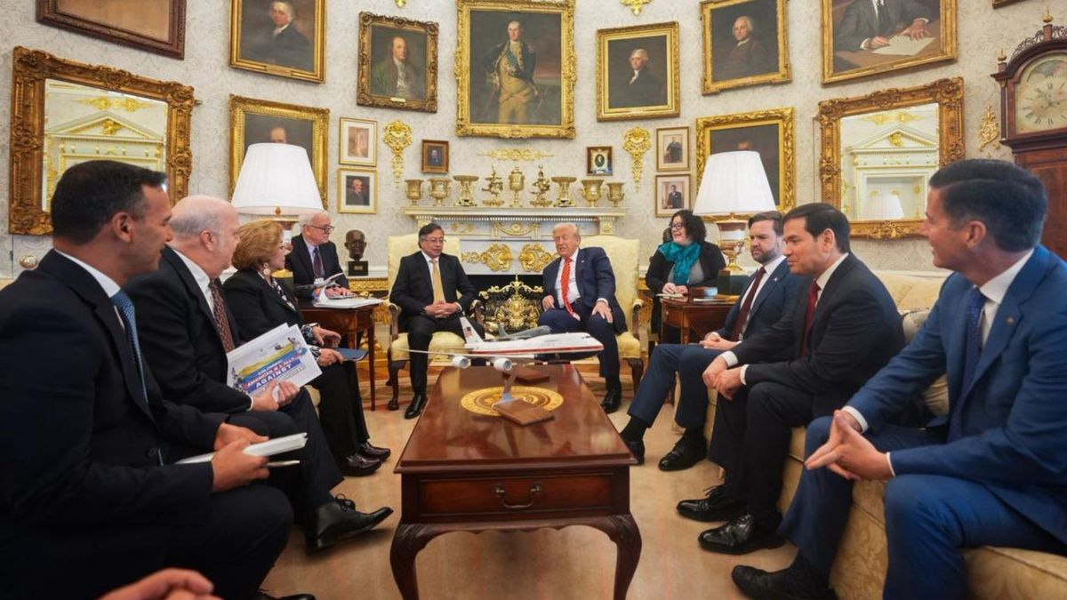 En la reunión están, además de los traductores, Bernie Moreno, Marco Rubio, J.D Vance, por parte de Estados Unidos; y Pedro Sánchez , García Peña y la canciller Rosa Villavicencio.