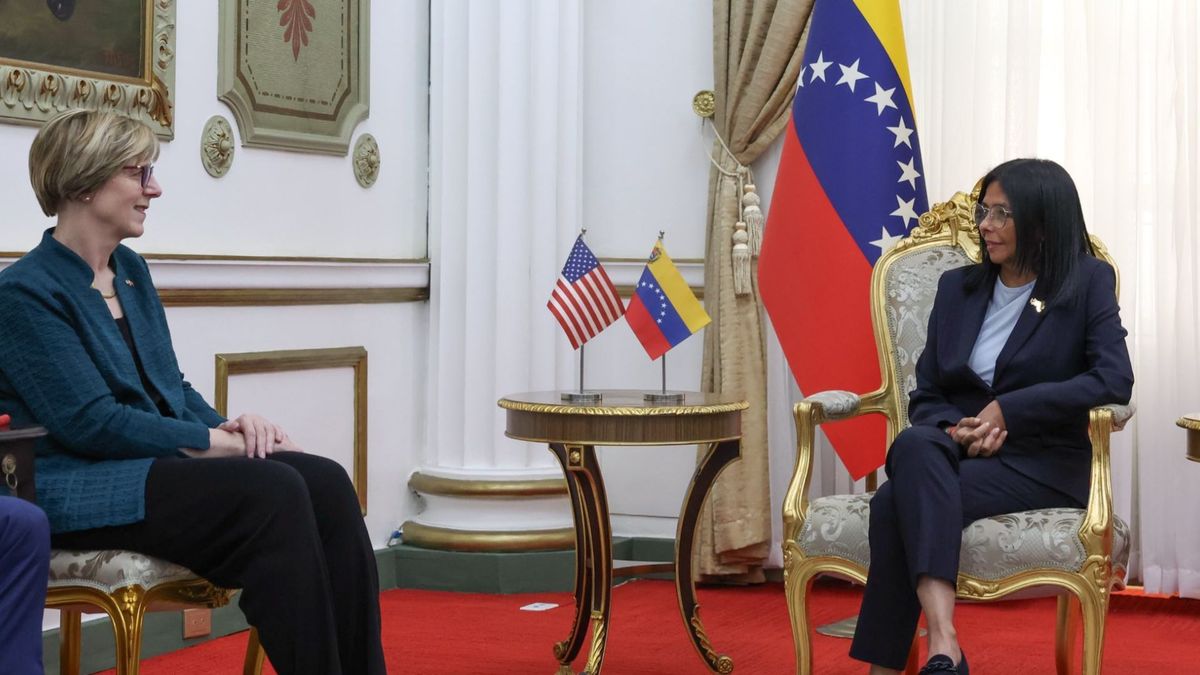 Jefa de misión de EE.UU. en Venezuela, Laura Dogu, y la jefe interina de régimen, Delcy Rodríguez.