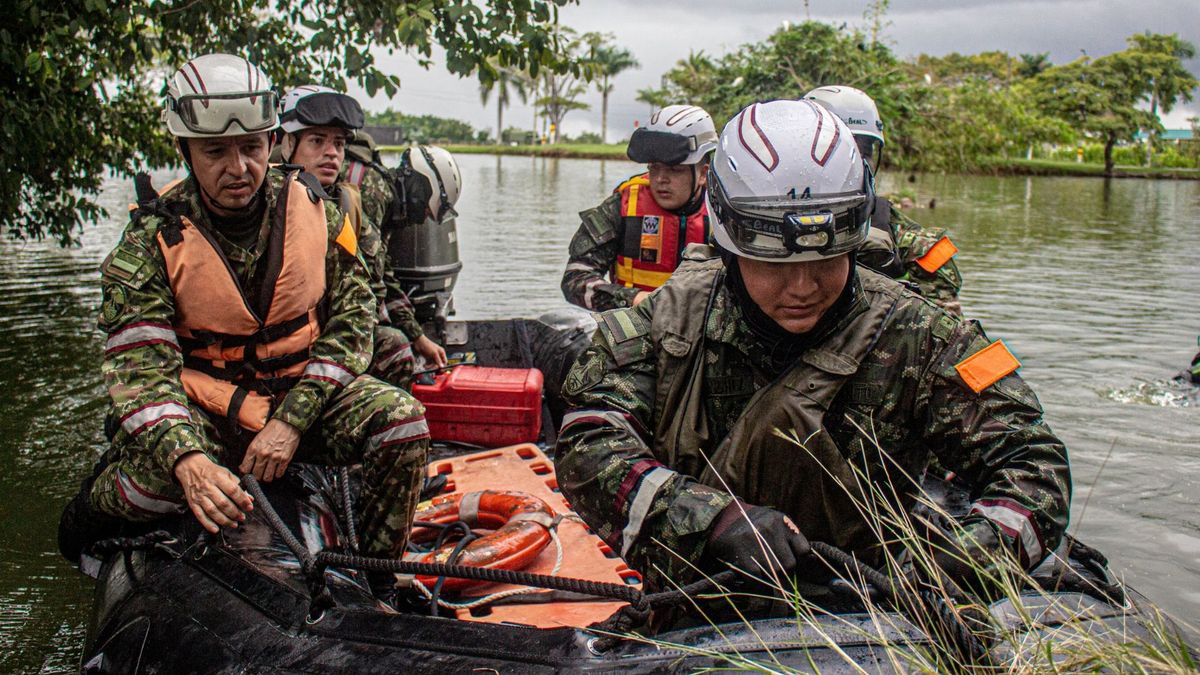 Soldados rescatistas del Ejército Nacional