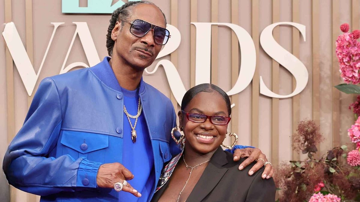 Snoop Dogg junto a su hija Cori Broadus, quien confirmó la muerte de su bebé de 10 meses.