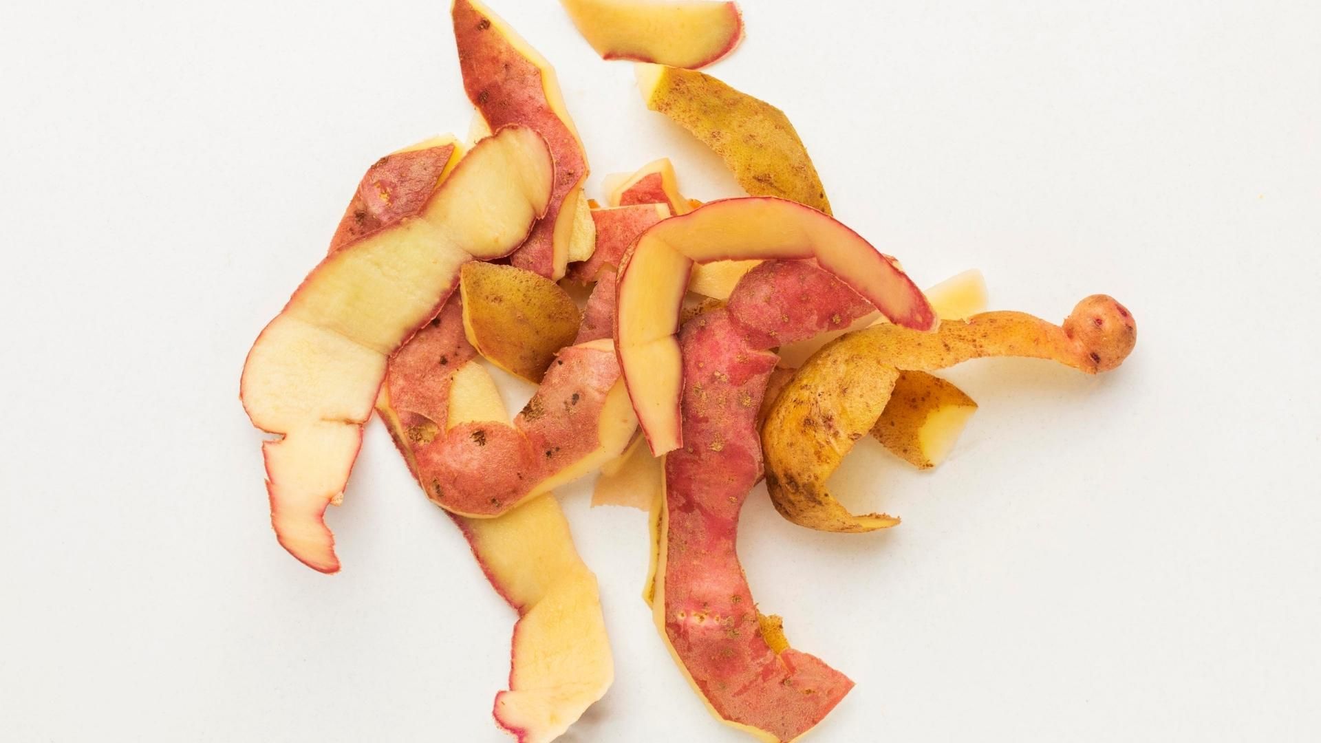 Utensilios de cocina con restos de óxido antes y después de la aplicación de la cáscara de papa y bicarbonato.