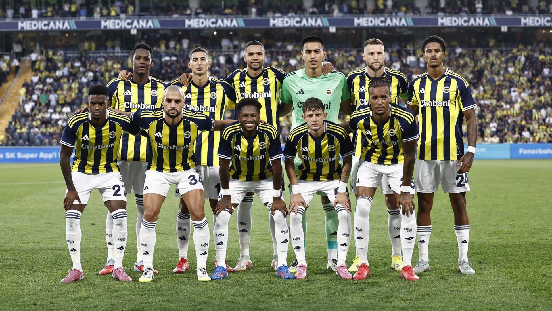 Jhon Durán, vistiendo los colores de su equipo, Fenerbahçe SK