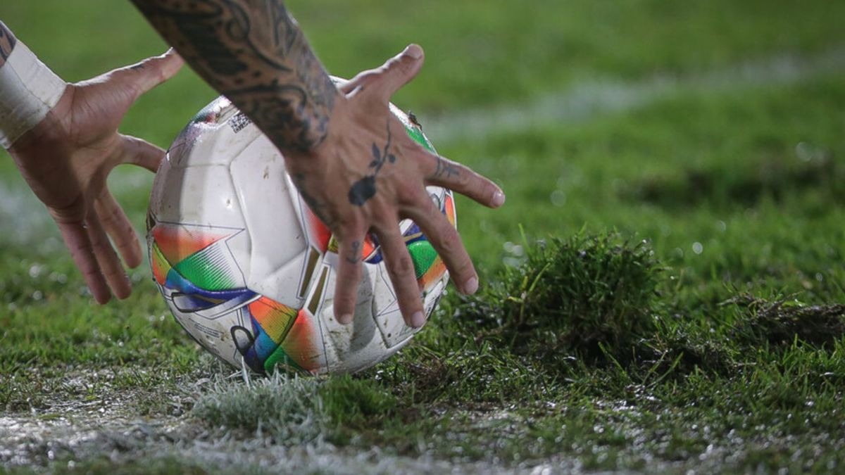 En el estadio no se puede jugar fútbol por la condición del césped.