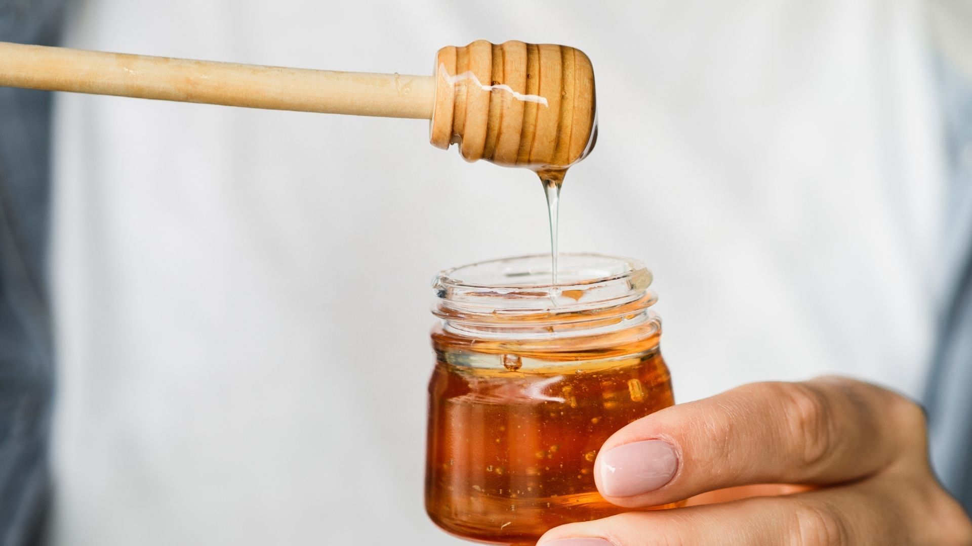 La miel aporta energía, contiene compuestos antioxidantes y puede mantenerse en buen estado durante largos periodos.