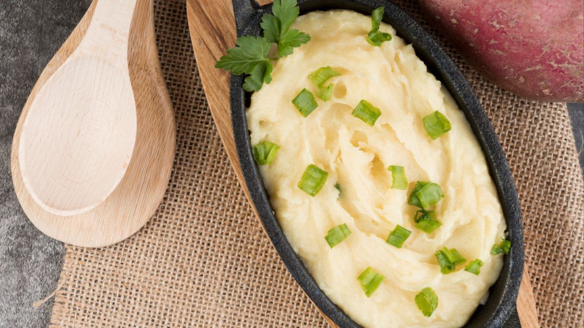 El puré de papa gratinado logra su cremosidad ideal cuando las papas se trabajan aún calientes.