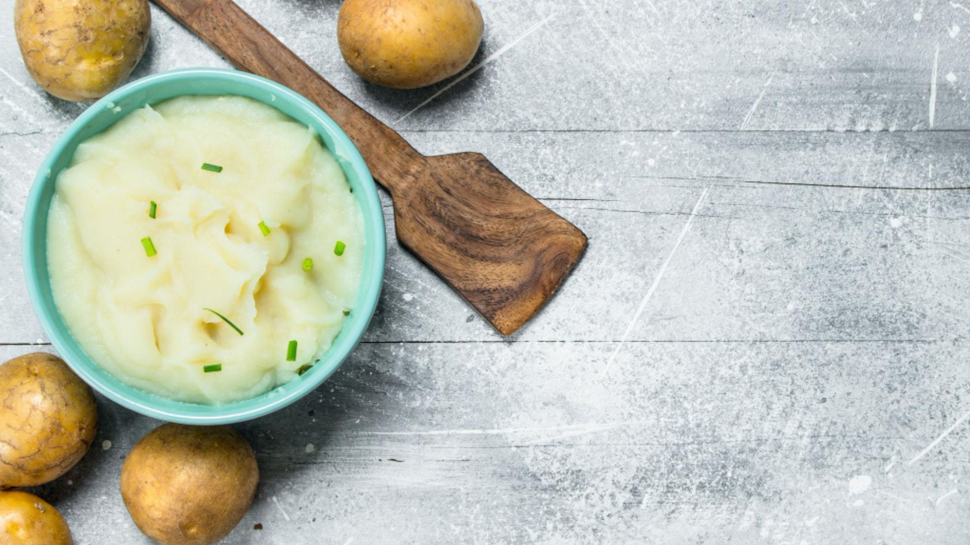 El puré de papa gratinado logra su cremosidad ideal cuando las papas se trabajan aún calientes.