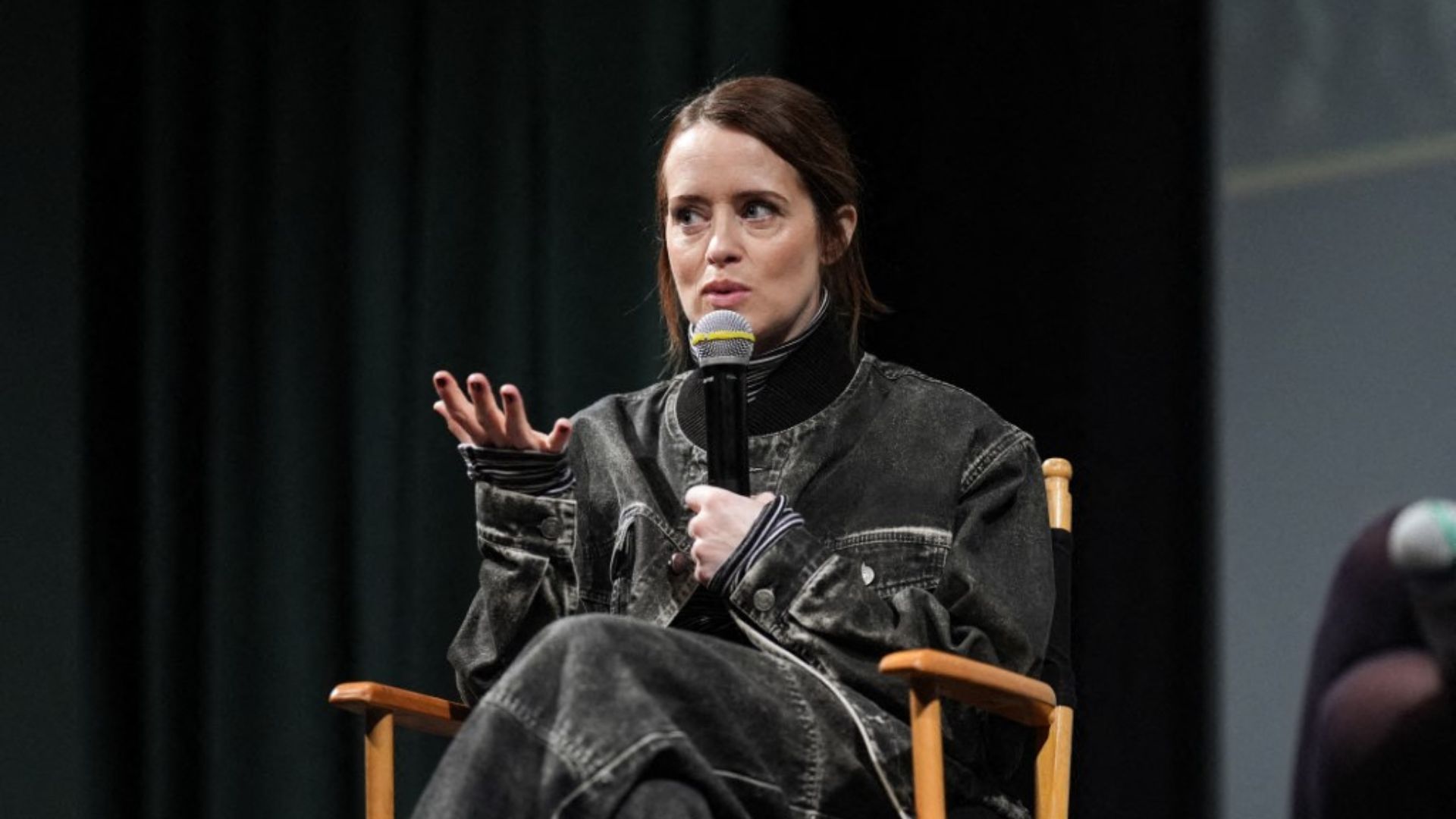 Estas infecciones pueden contraerse al consumir alimentos o agua contaminados, especialmente carne poco cocida o agua no potable, o al tocar superficies con huevos de gusanos.