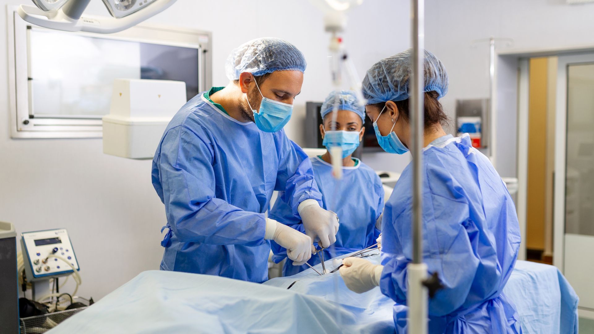 El proceso fue un éxito rotundo y la persona se encuentra en recuperación.