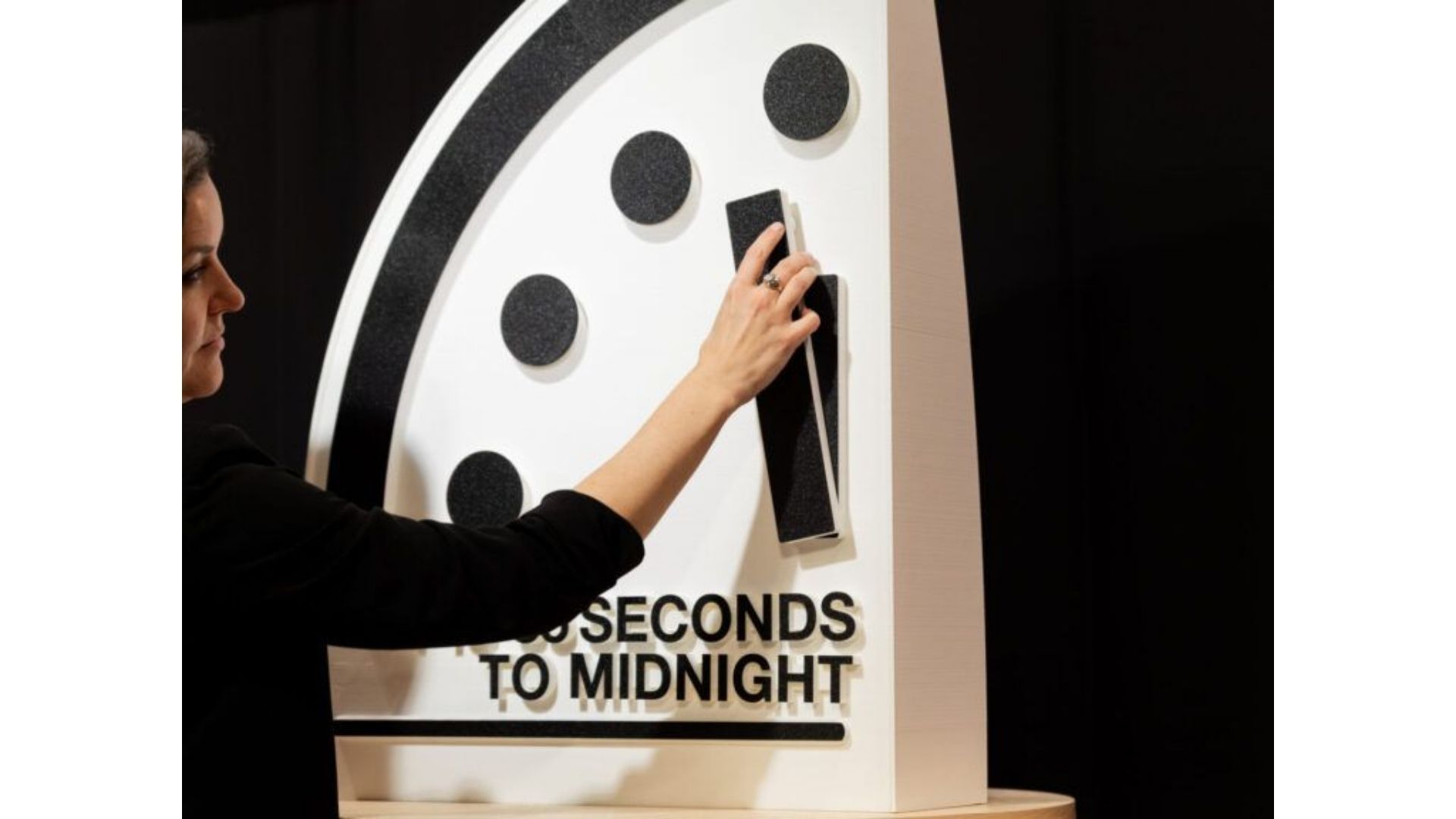 El Reloj del Apocalipsis se ajusta anualmente con base en la evaluación de riesgos nucleares, climáticos, tecnológicos y biológicos.