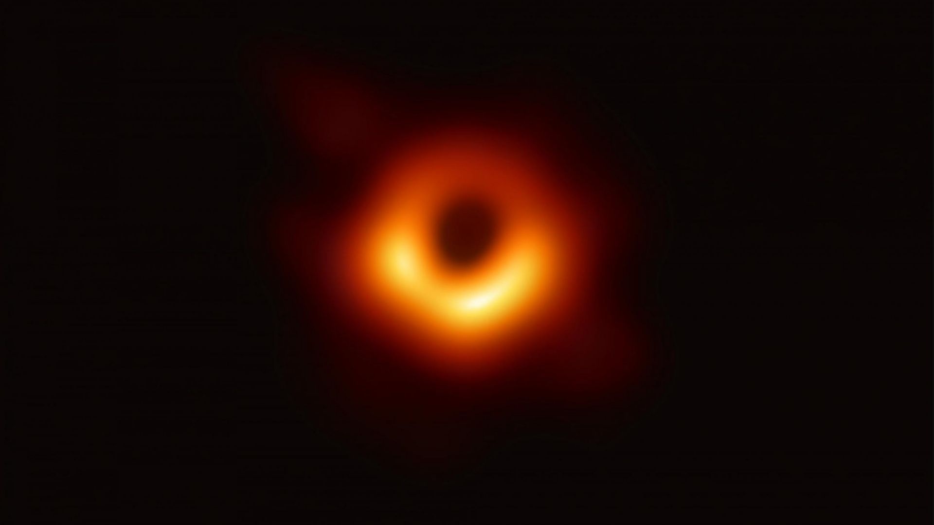 La primera imagen de un agujero negro se creó usando observaciones del centro de la galaxia M87 captadas por el Telescopio de Horizonte de Sucesos. 
