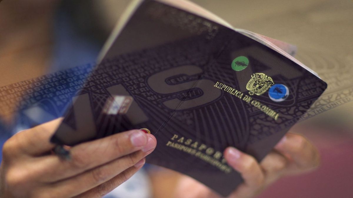 También es importante evitar errores comunes, como desprender la hoja donde está la visa, engrapar los pasaportes o alterar los documentos.