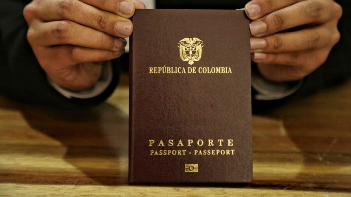 En la salida de Colombia, las autoridades migratorias exigen el pasaporte nuevo y válido.