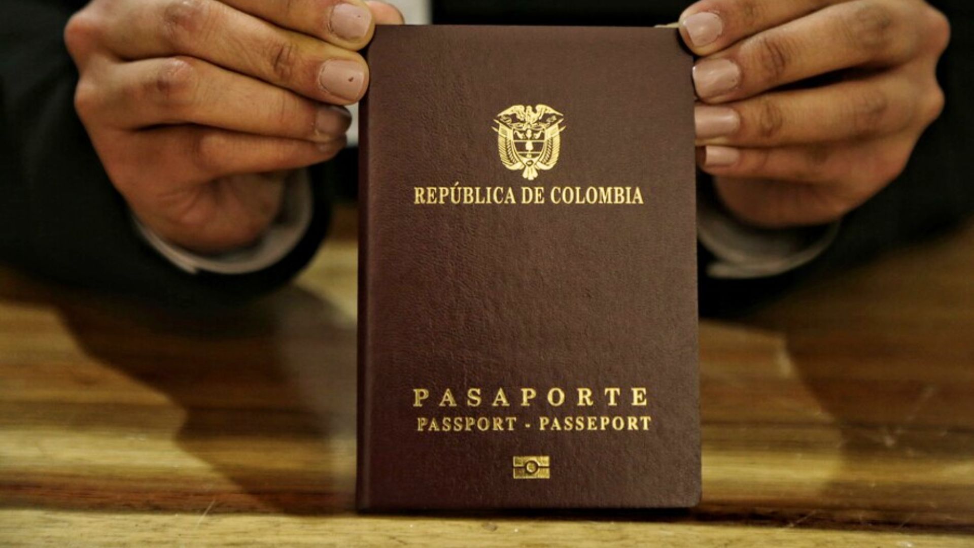 En la salida de Colombia, las autoridades migratorias exigen el pasaporte nuevo y válido.