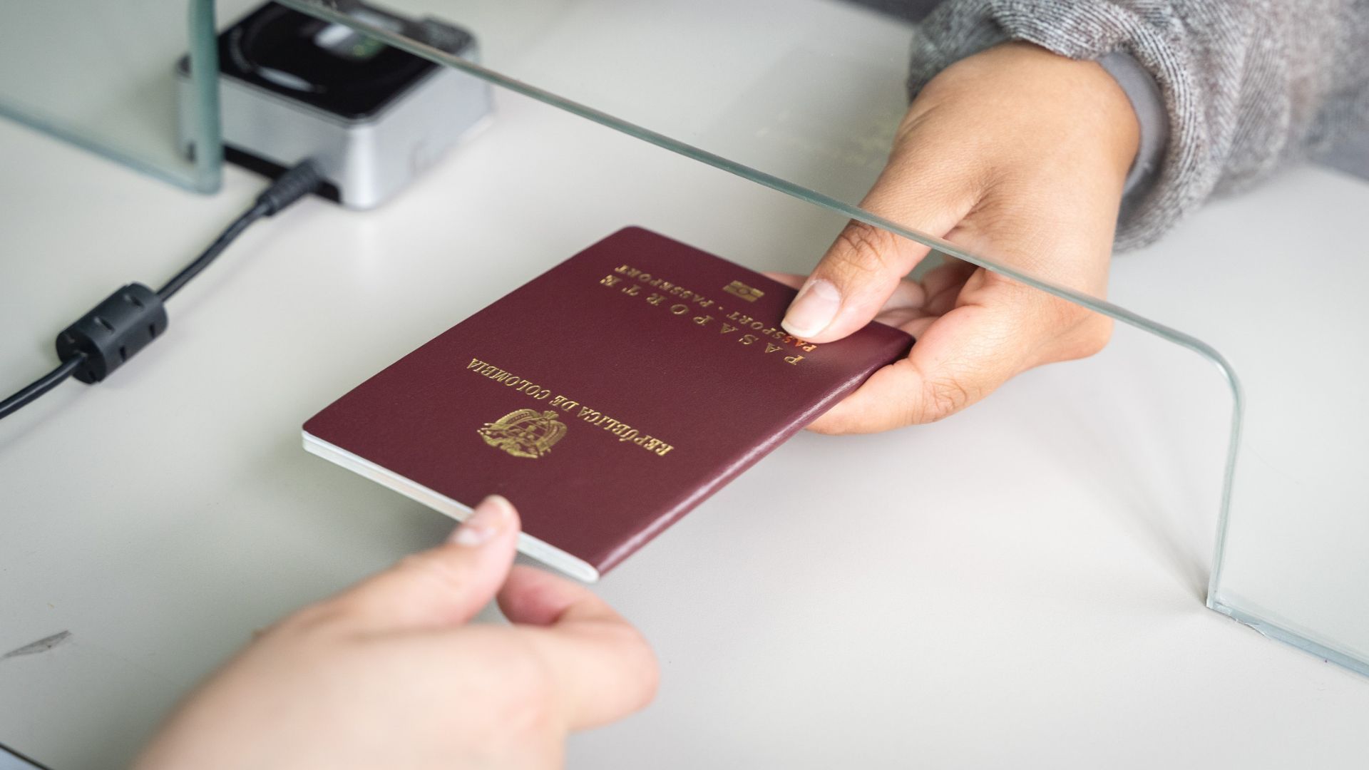 La respuesta a este problema es tranquilizadora. El hecho de que un pasaporte esté vencido o haya sido cancelado no significa que la visa pierda su validez. 