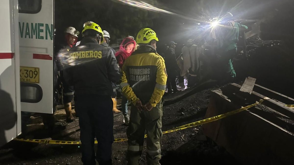 Tras las primeras indagaciones en la zona, las autoridades determinaron que son seis los mineros que se encuentran bajo los escombros.