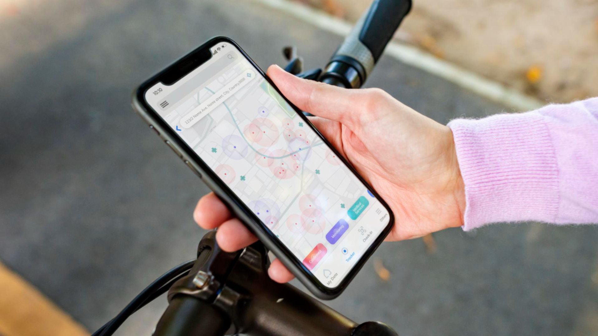 La navegación por voz ayuda a reducir distracciones durante recorridos en bicicleta.