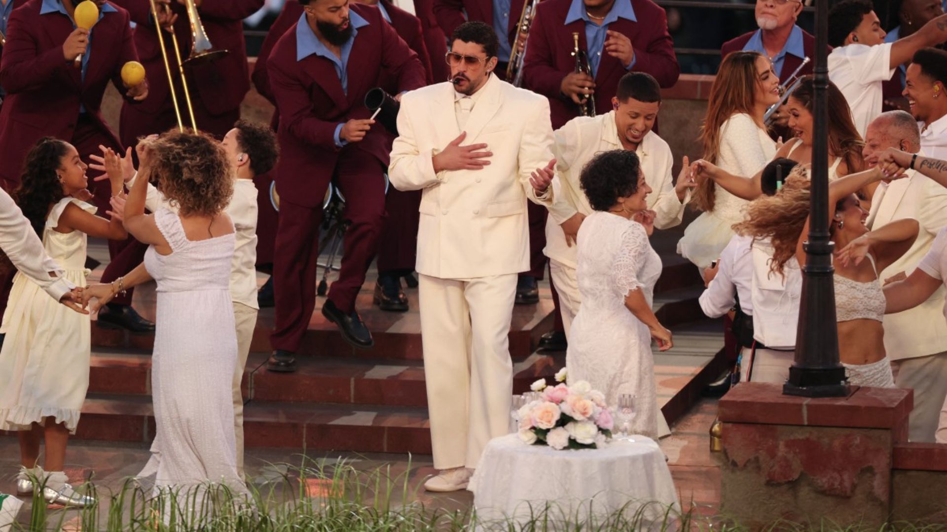 Hacia el cierre, Bad Bunny interpretó ‘Nuevayol’ acompañado por su equipo de orquesta.