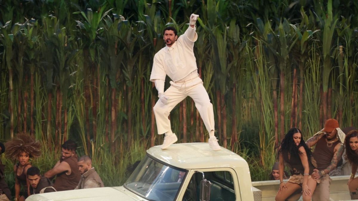 El show comenzó con “Tití me preguntó”, tema con el que Bad Bunny hizo su primera aparición en la cancha.