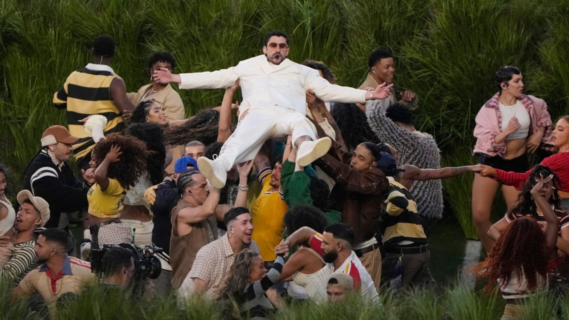 En esta edición, Bad Bunny estuvo a cargo del show principal y se convirtió en el primer artista solista de habla hispana en encabezar este espacio.