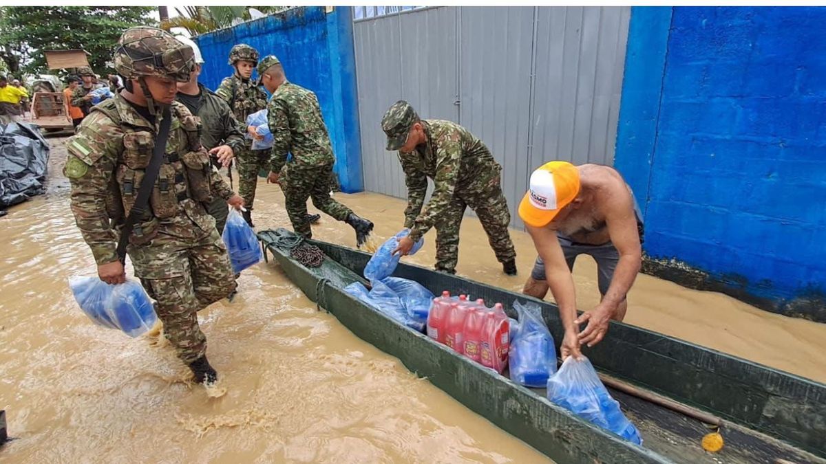 Fuerzas Militares entregan ayudas humanitarias a los damnificados de las lluvias en Colombia.