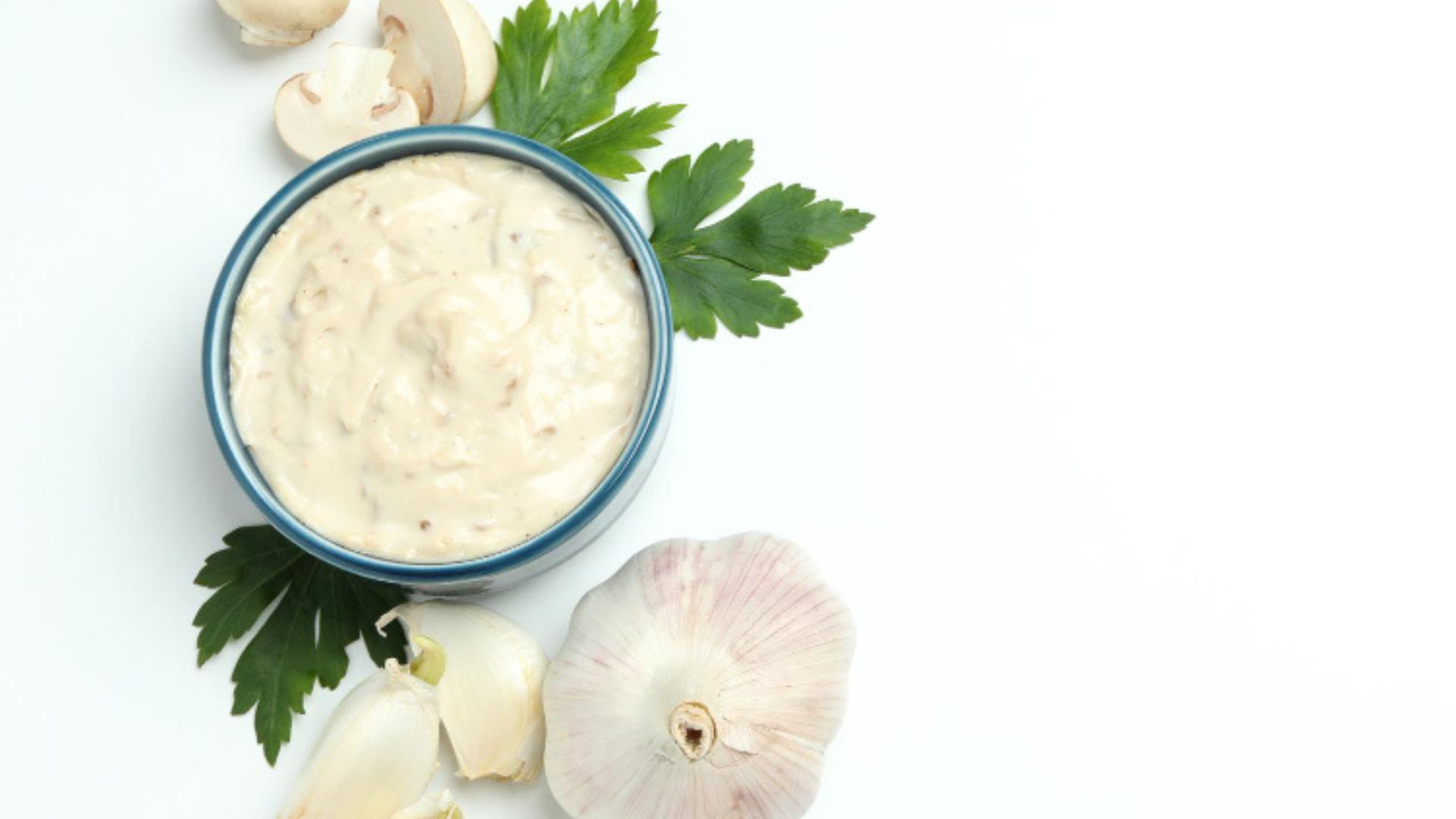 Utilizar ajos frescos es clave para lograr una crema de ajo casera con mejor sabor.