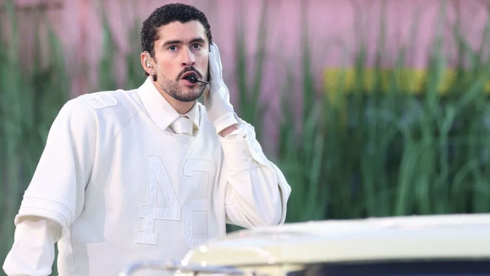 Bad Bunny estuvo acompañado de decenas de artistas latinos.