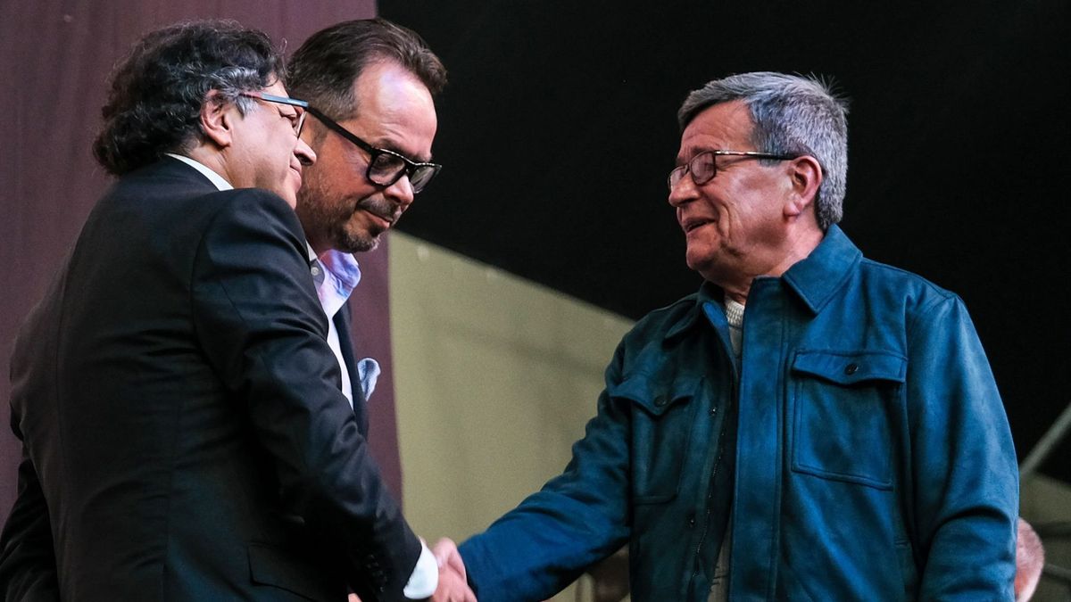 Gustavo Petro y negociadores del ELN.