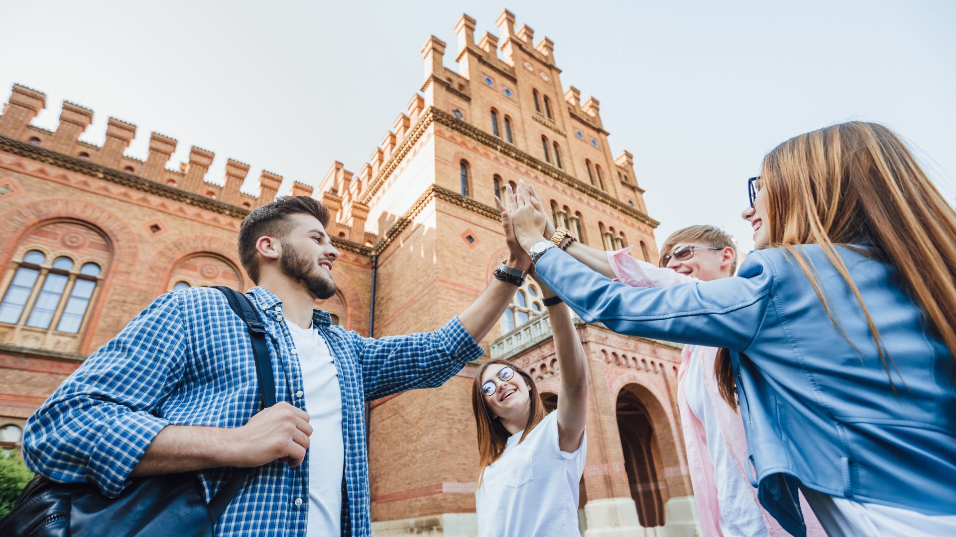 Los colombianos con un título profesional pueden aplicar en esta beca.