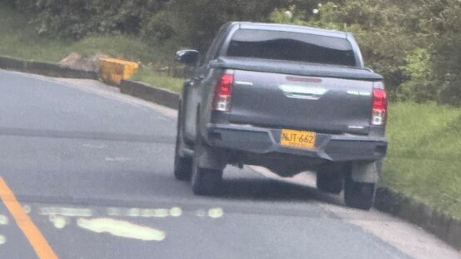 El vehículo de la senadora fue hallado abandonado en la vía.