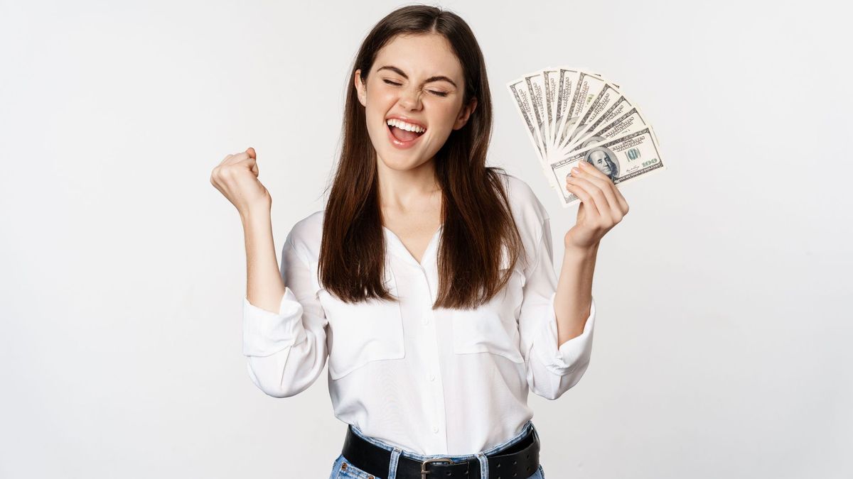 Persona con dólares