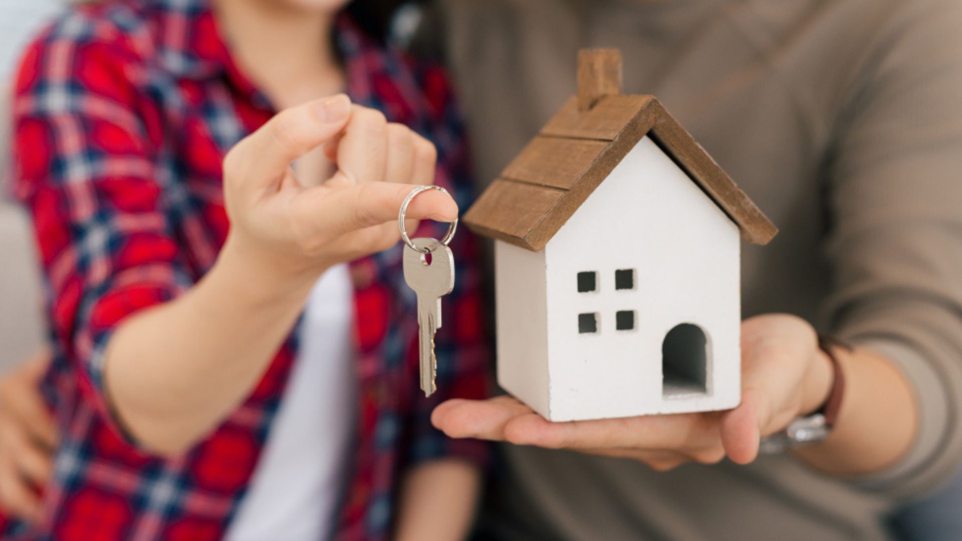 El Código Civil de Colombia abre la posibilidad de adquirir un bien por prescripción adquisitiva de dominio, es decir, por el paso del tiempo.