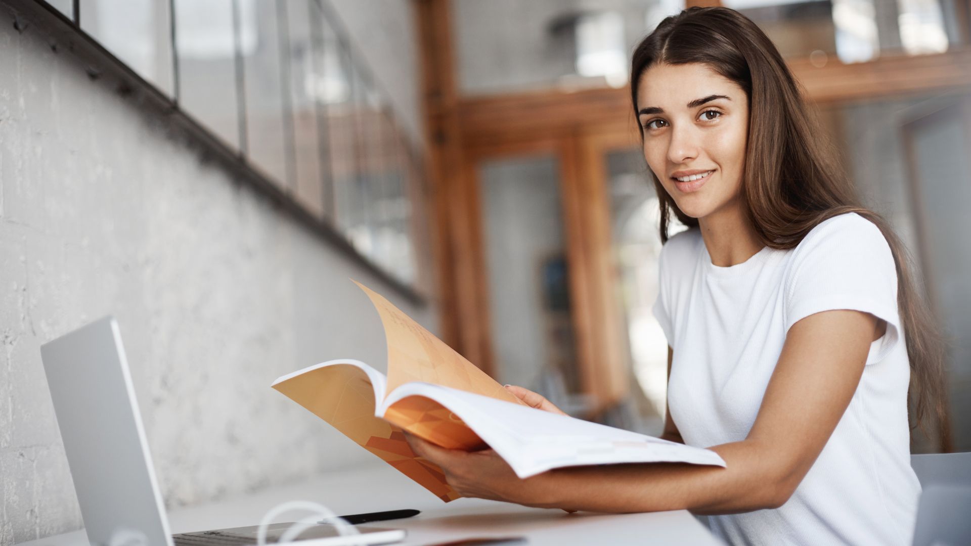 El Gobierno estará desarrollando una convocatoria para ayudar a profesionales que quieran mejorar su curriculum.